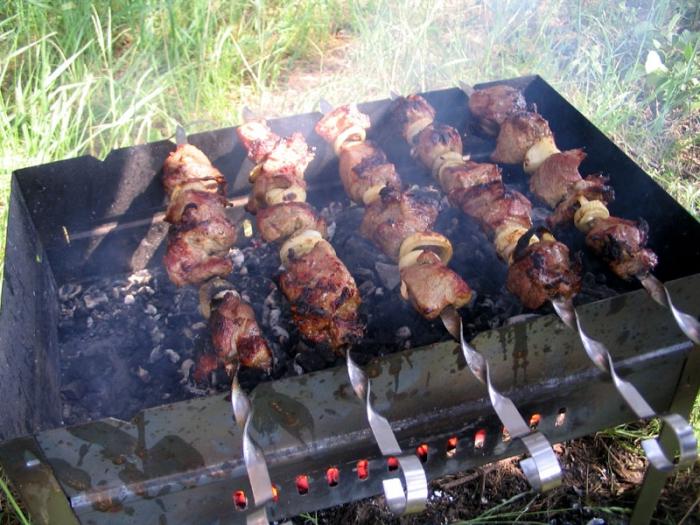 Hvordan man bruger marinade fra mineralvand til shish kebab fra svinekød