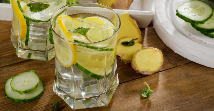 Forfriskende drink lavet af citron og mynte