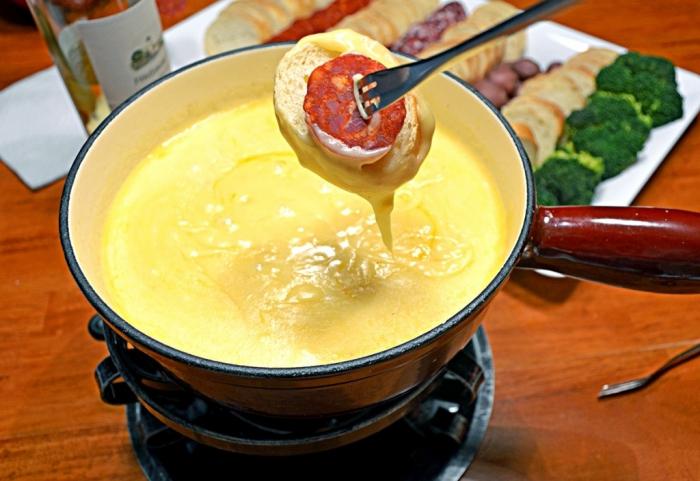 Smeltende glæde: ostfondue og fondue chokolade. Opskriften til madlavning