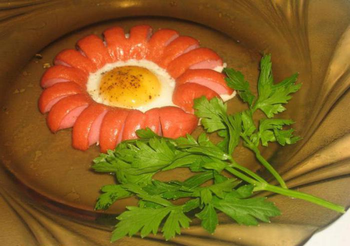 Stegte æg med pølse: hvordan man varierer en skål