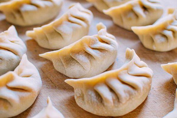 Fried dumplings med løg, kartofler og svampe