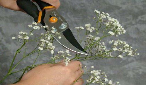 hvordan man laver en krans af kunstige blomster