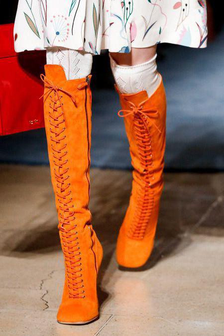 Orange sko: hvad skal man have på